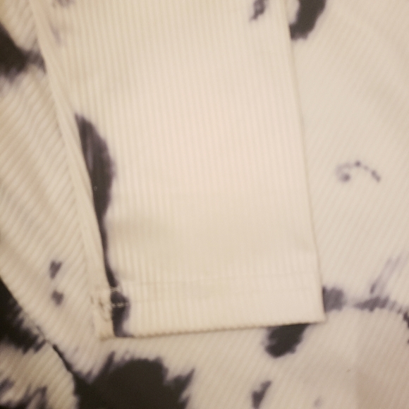 Ribbed rouched long sleeve white with some black spots - Picture 7 of 8